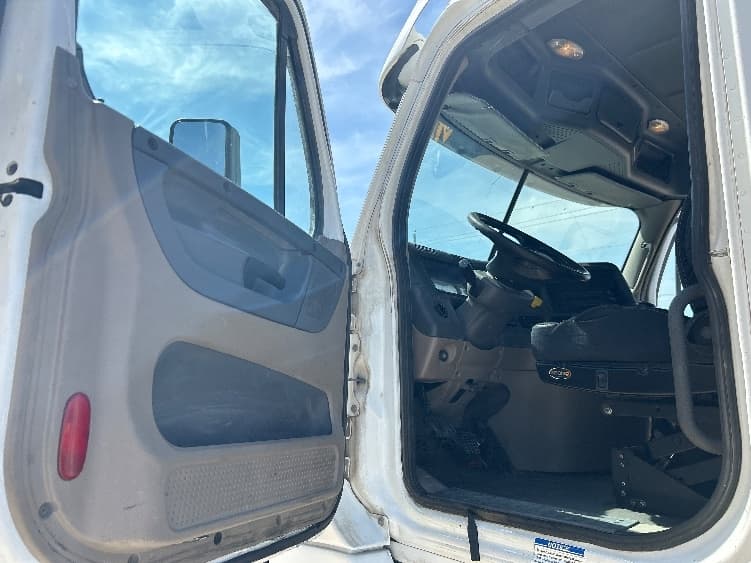 2016 Freightliner Cascadia — photo 9