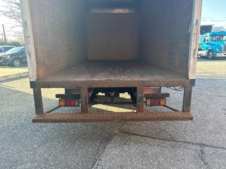 2018 Isuzu NPR — photo 9