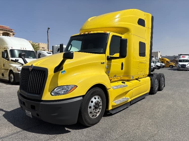 2022 International LT — photo 3