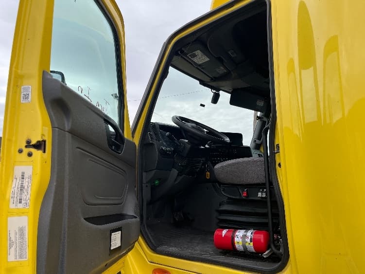 2022 International LT — photo 9