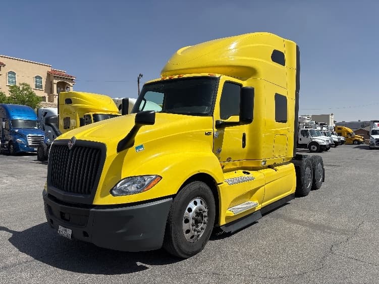 2022 International LT — photo 3