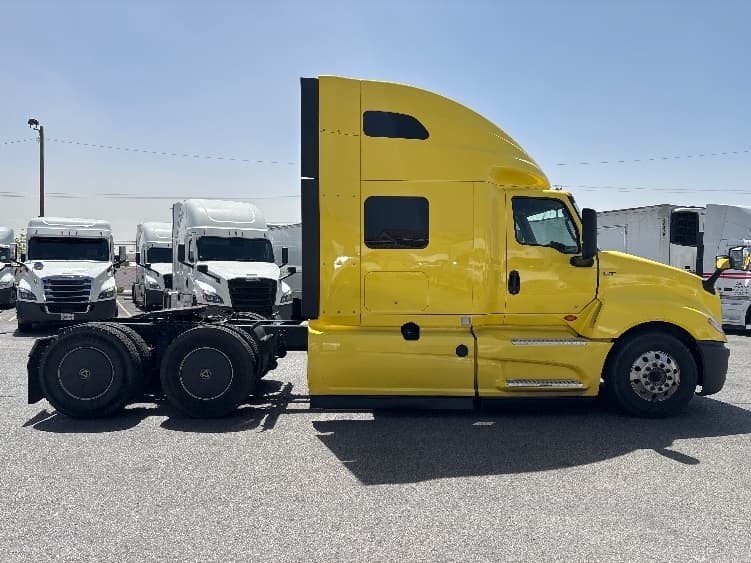 2022 International LT — photo 8