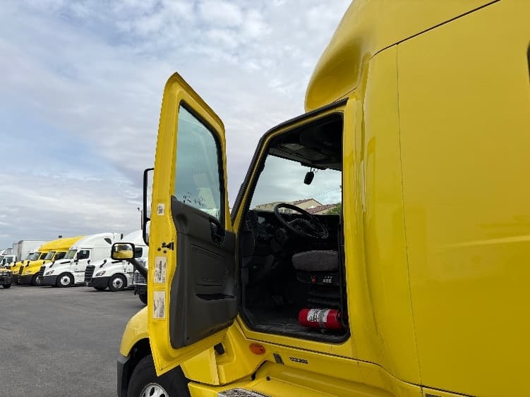 2022 International LT — photo 9