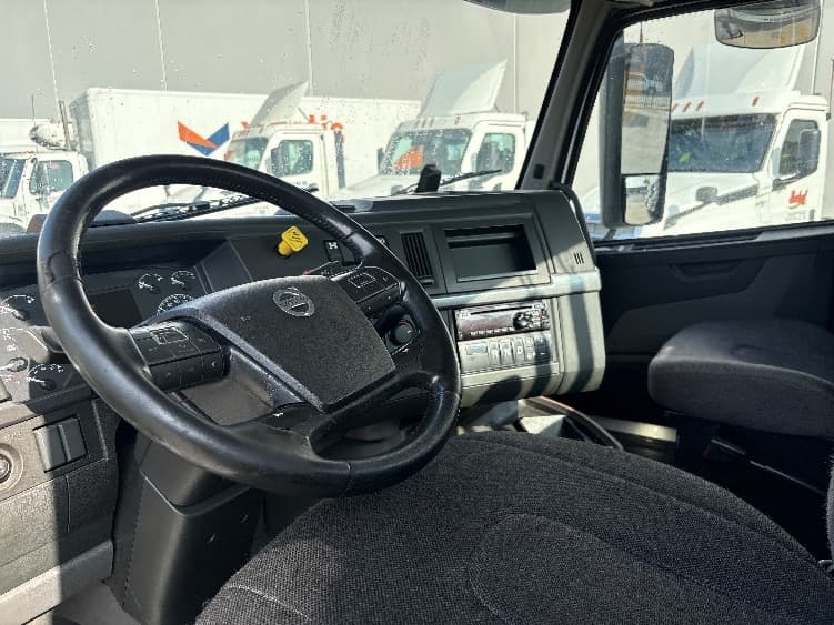 2020 Volvo VNR 640 — photo 10