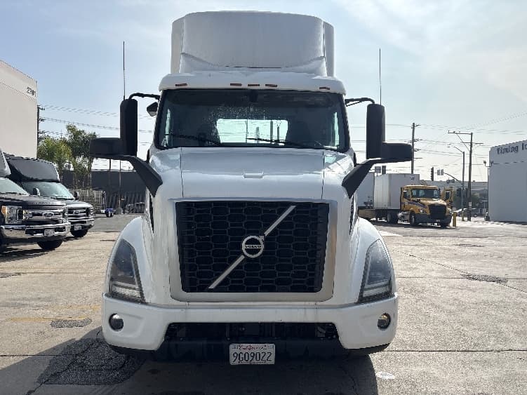 2020 Volvo VNR 640 — photo 2