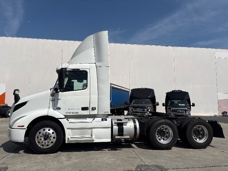 2020 Volvo VNR 640 — photo 4