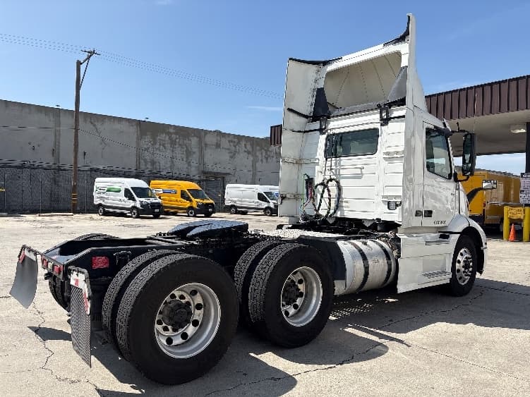 2020 Volvo VNR 640 — photo 7