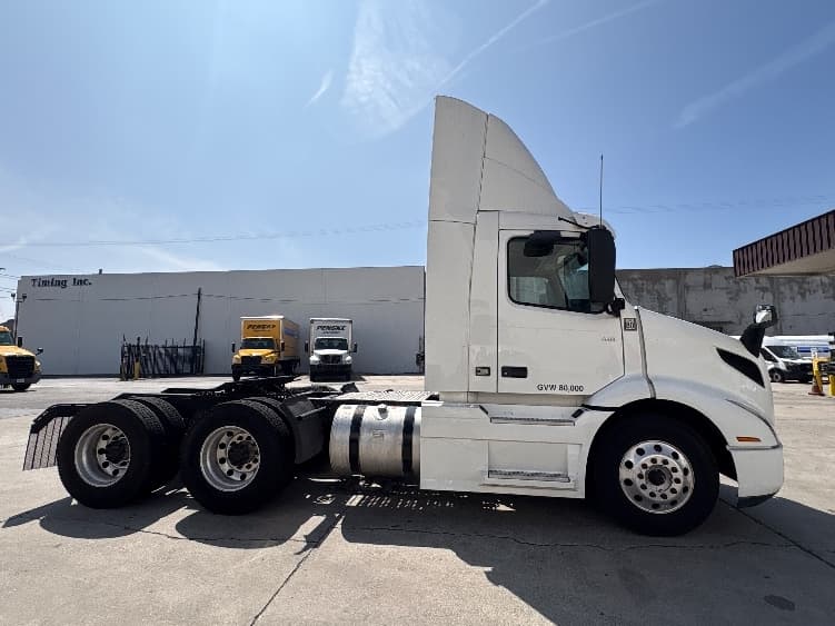 2020 Volvo VNR 640 — photo 8