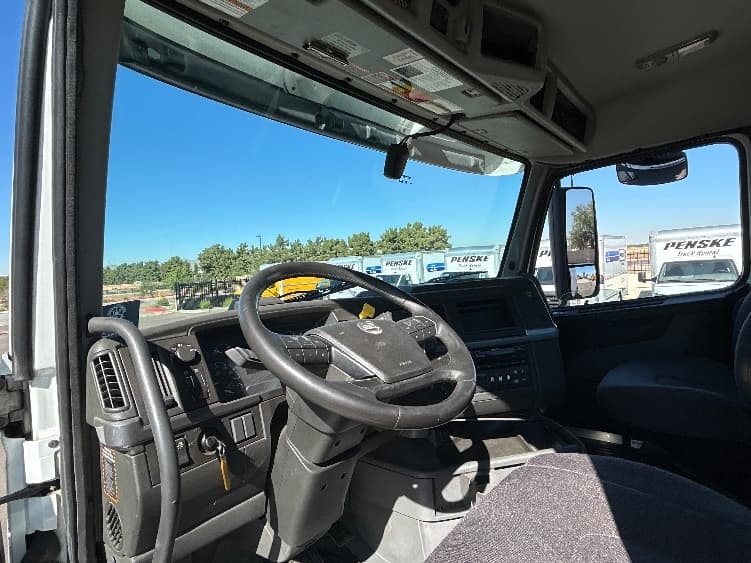 2021 Volvo VNR 640 — photo 10