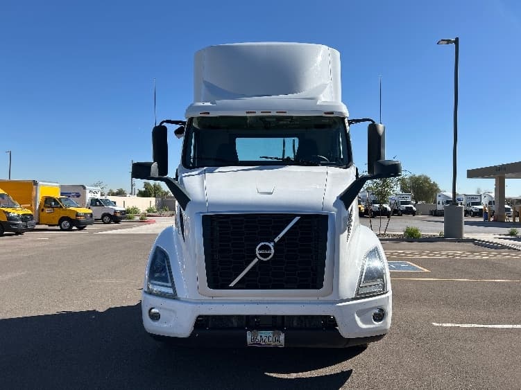2021 Volvo VNR 640 — photo 2