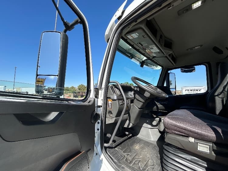 2021 Volvo VNR 640 — photo 9