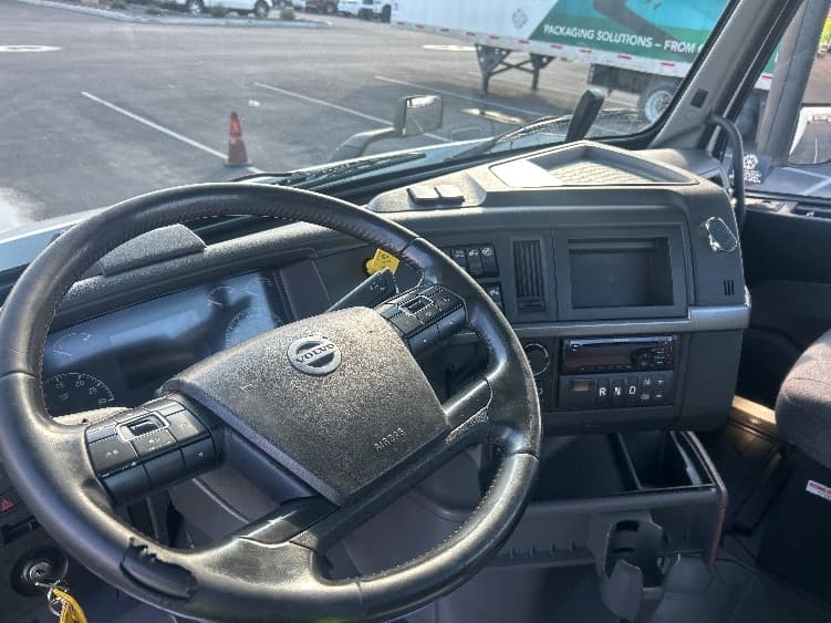 2021 Volvo VNR 640 — photo 10