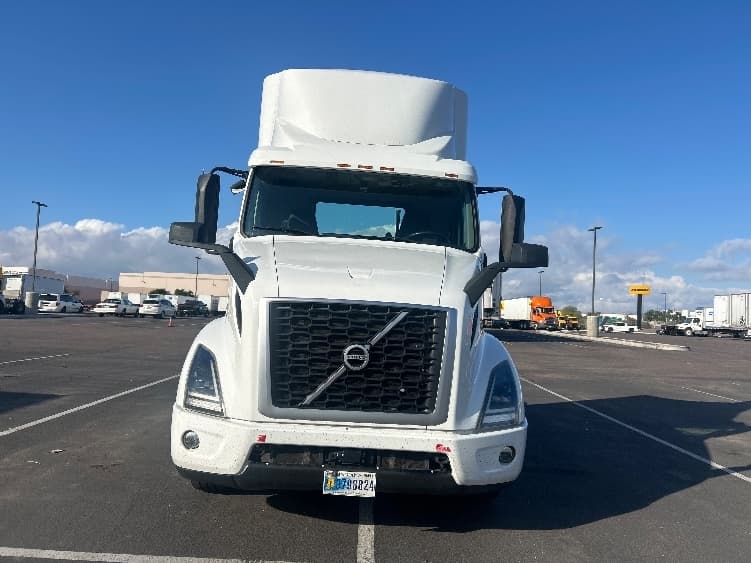 2021 Volvo VNR 640 — photo 2