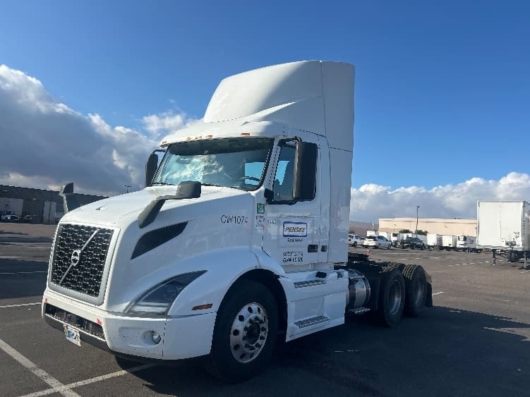 2021 Volvo VNR 640 — photo 3