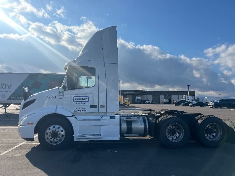 2021 Volvo VNR 640 — photo 4