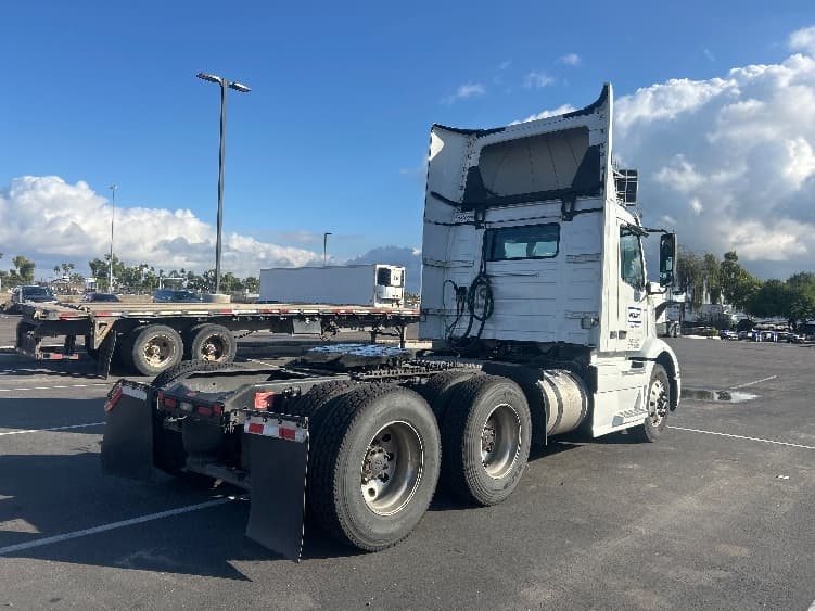 2021 Volvo VNR 640 — photo 7