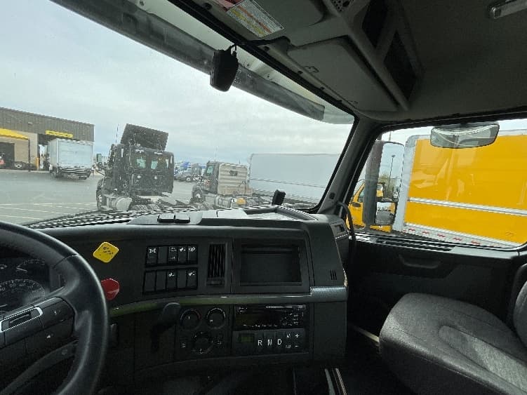 2021 Volvo VNR 640 — photo 10