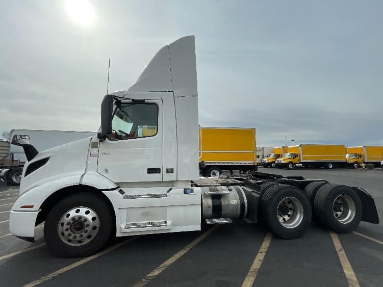 2021 Volvo VNR 640 — photo 4