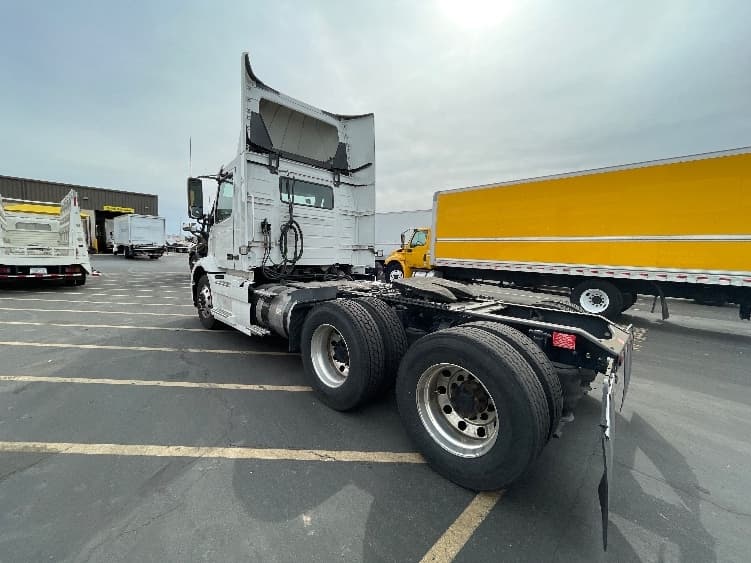 2021 Volvo VNR 640 — photo 5