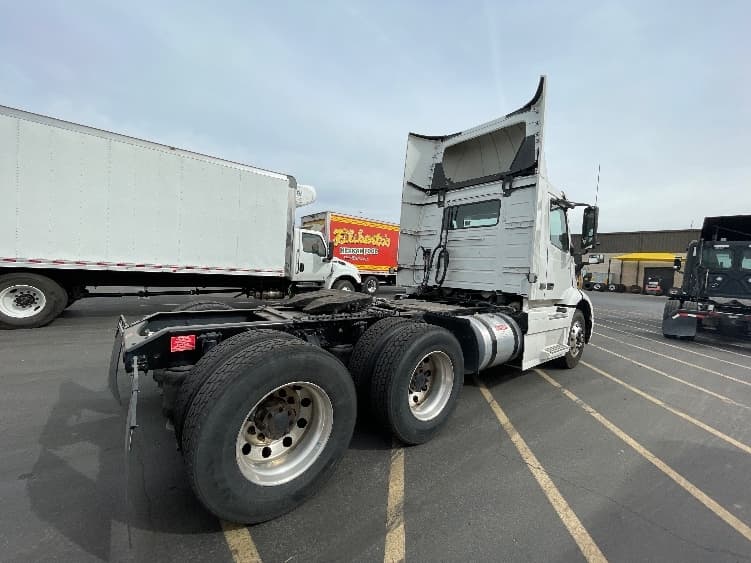 2021 Volvo VNR 640 — photo 7