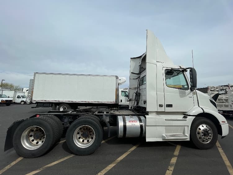 2021 Volvo VNR 640 — photo 8
