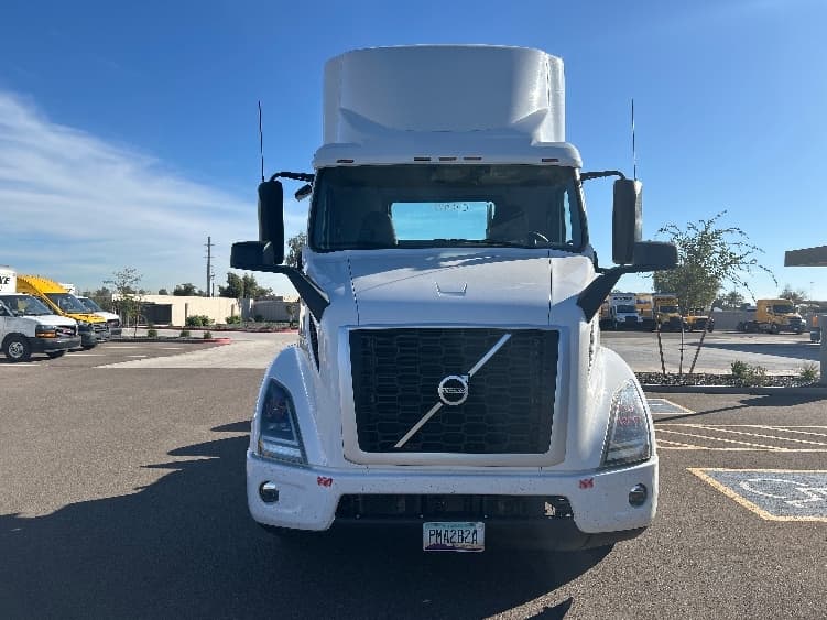 2021 Volvo VNR 640 — photo 2