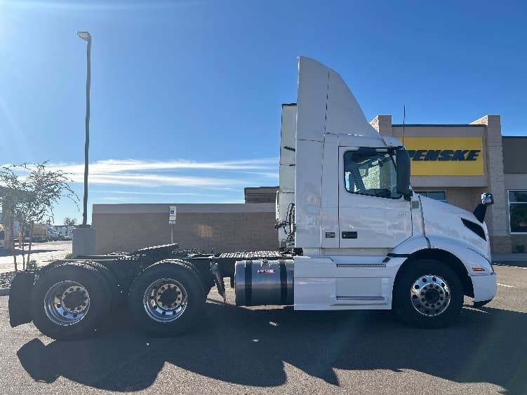 2021 Volvo VNR 640 — photo 8
