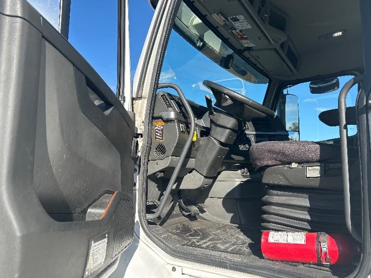 2021 Volvo VNR 640 — photo 9