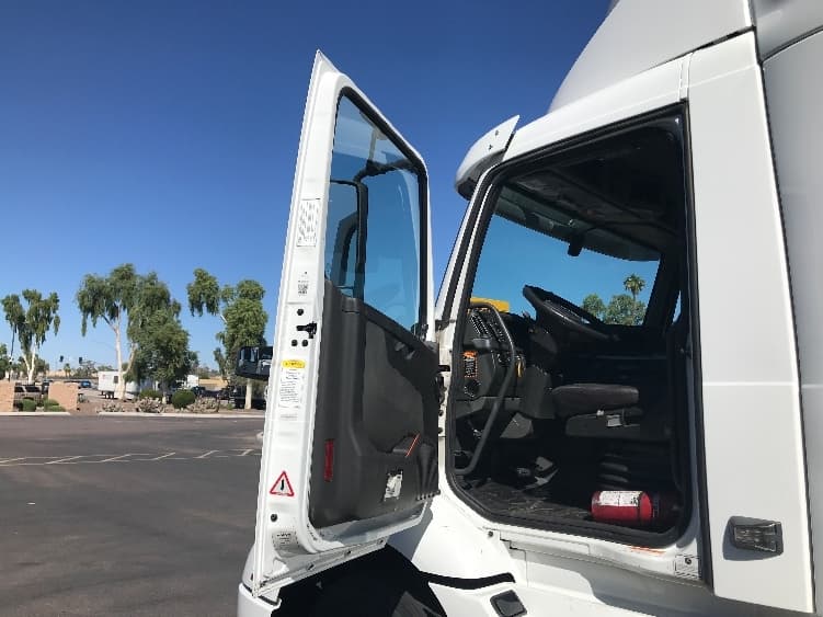 2021 Volvo VNR 640 — photo 9
