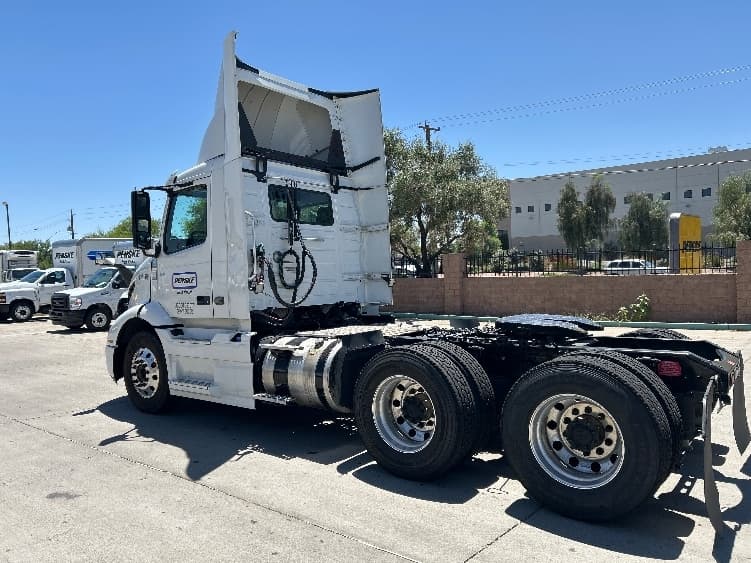 2021 Volvo VNR 640 — photo 7