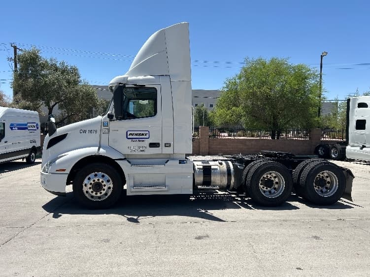 2021 Volvo VNR 640 — photo 8