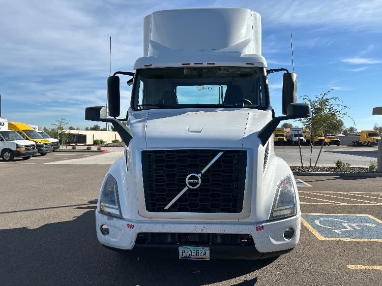 2021 Volvo VNR 640 — photo 2