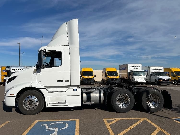 2021 Volvo VNR 640 — photo 4