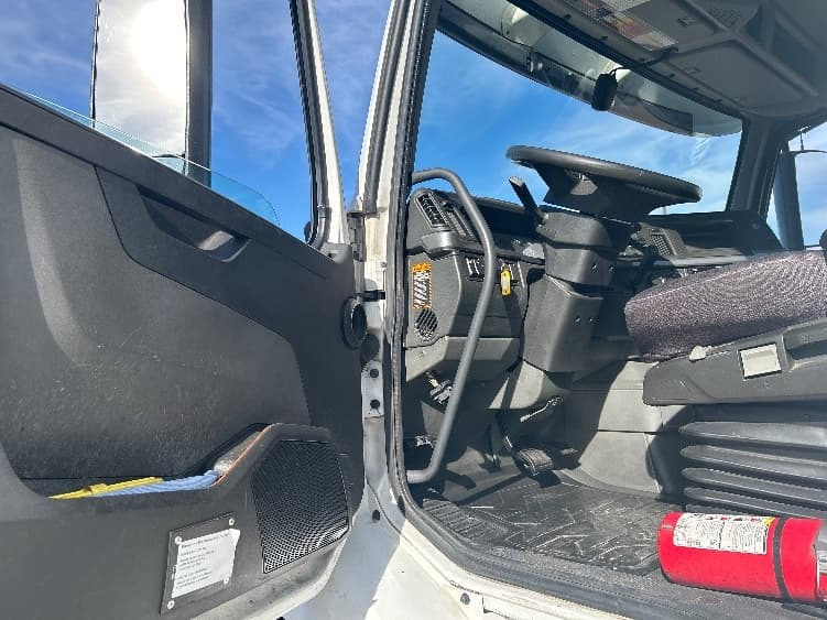 2021 Volvo VNR 640 — photo 9