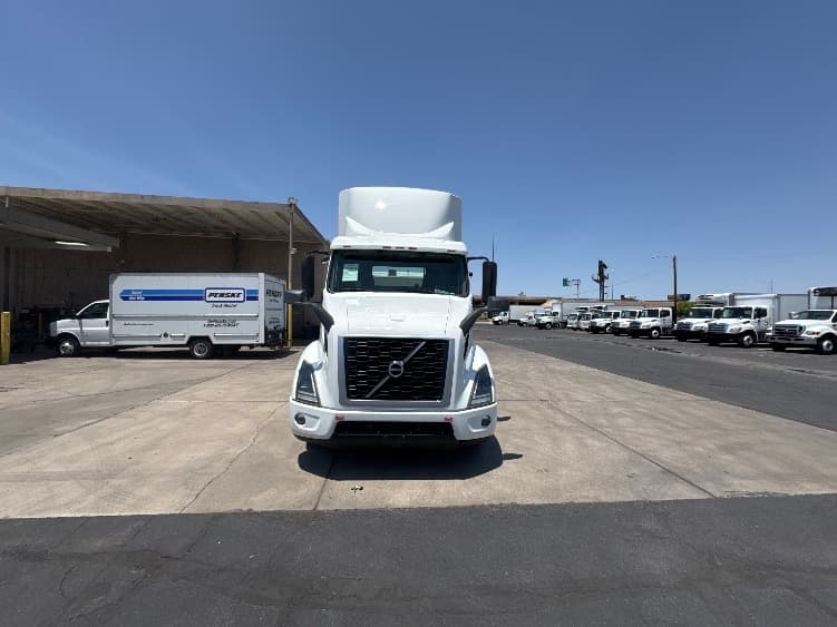 2021 Volvo VNR 640 — photo 2