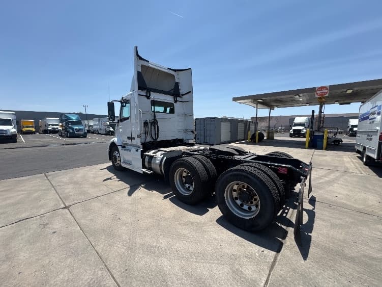 2021 Volvo VNR 640 — photo 5