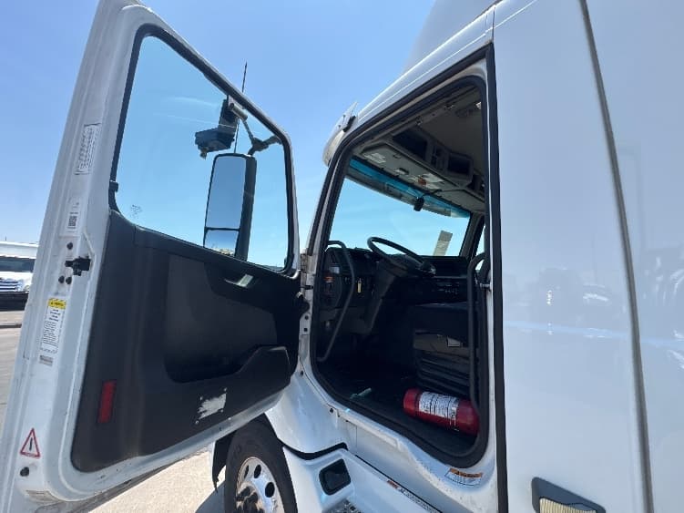 2021 Volvo VNR 640 — photo 9