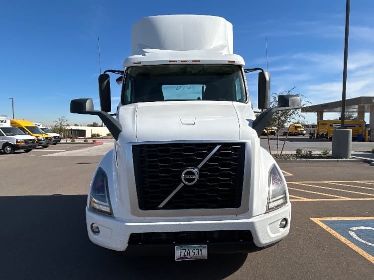 2021 Volvo VNR 640 — photo 2