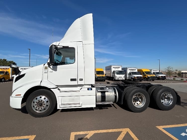 2021 Volvo VNR 640 — photo 4