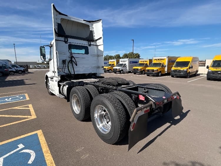 2021 Volvo VNR 640 — photo 5
