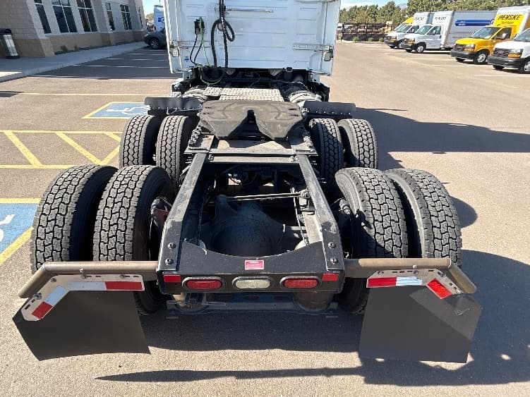 2021 Volvo VNR 640 — photo 6