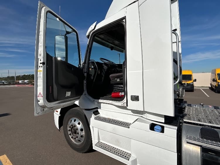 2021 Volvo VNR 640 — photo 9