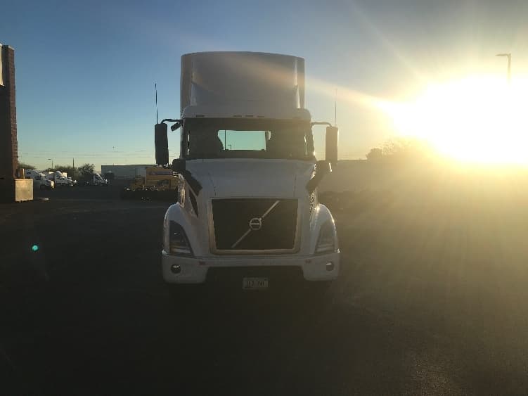 2021 Volvo VNR 640 — photo 2