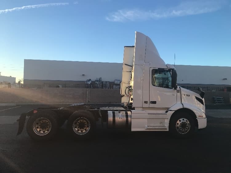 2021 Volvo VNR 640 — photo 8