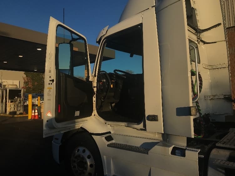 2021 Volvo VNR 640 — photo 9