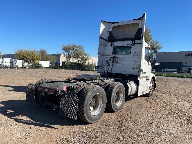 2020 Volvo VNR 640 — photo 7