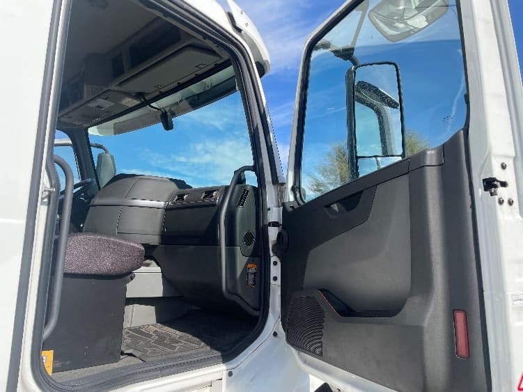 2020 Volvo VNR 640 — photo 10