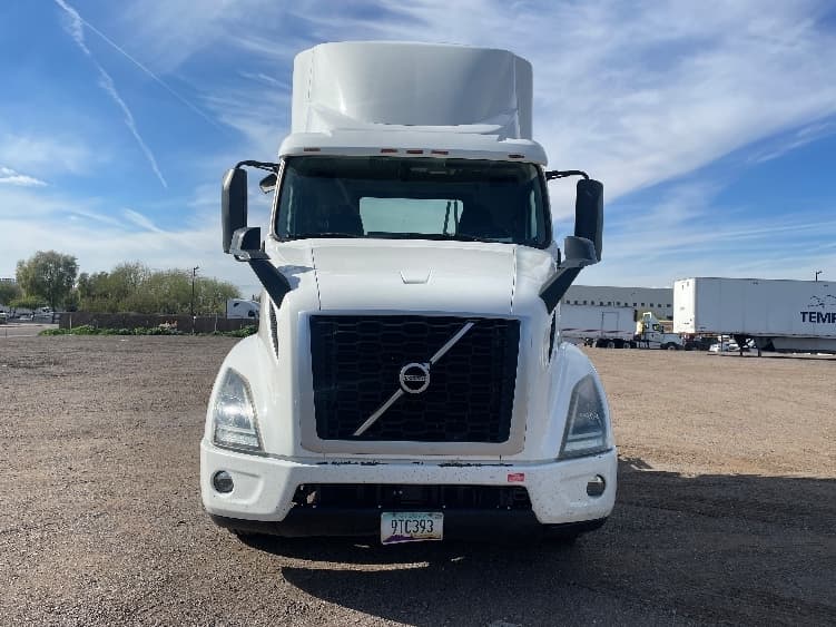 2020 Volvo VNR 640 — photo 2
