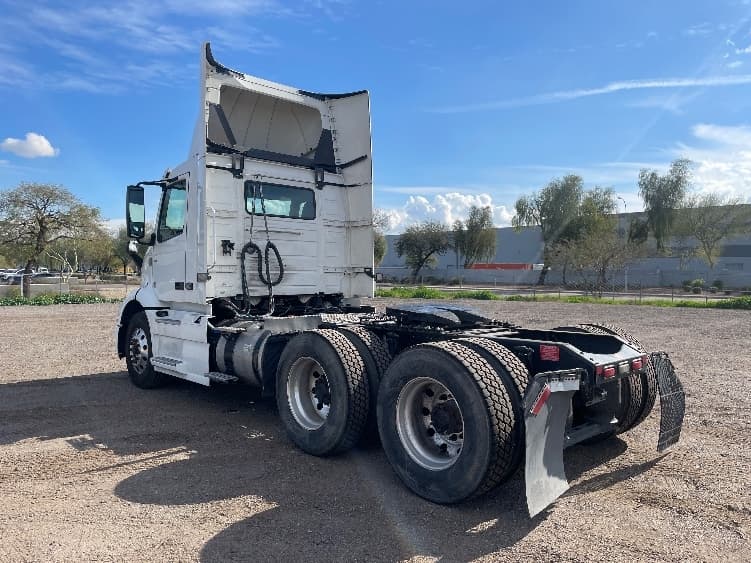 2020 Volvo VNR 640 — photo 5