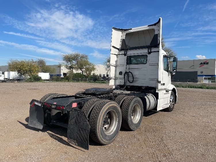 2020 Volvo VNR 640 — photo 7